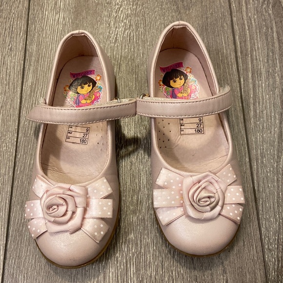 Dora the Explorer girls pink dress shoes.Size:9. With Velcro straps and rose bow - Picture 7 of 7